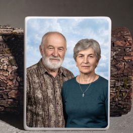 Szögletes színes porcelánkép felhős háttérrel sírkőre