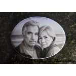 Ovális fekete-fehér porcelánkép sírkőre – páros fotóval készítve