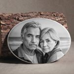 Ovális fekete-fehér porcelánkép sírkőre – PorcelánFotó