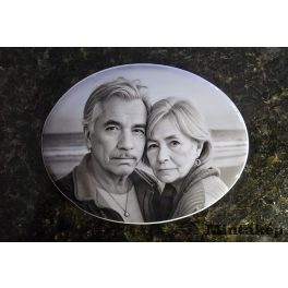 Ovális fekete-fehér porcelánkép sírkőre – páros fotóval készítve