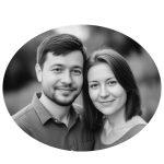 Fekete-fehér ovális porcelánkép síremlékre – páros portréval