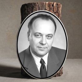 Ovális fekete-fehér porcelánkép fekete szegéllyel, sírkőre