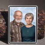 Álló szögletes színes porcelánkép sírkőre, fekete szegéllyel és páros portréval
