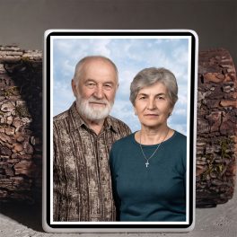 Álló szögletes színes porcelánkép sírkőre, fekete szegéllyel és páros portréval
