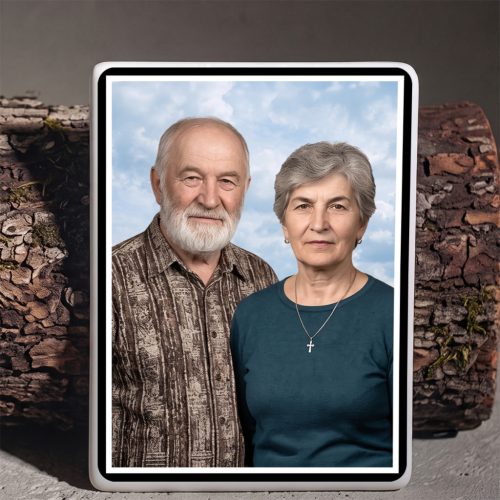 Álló szögletes színes porcelánkép sírkőre, fekete szegéllyel és páros portréval