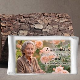 Pergamen alakú színes porcelánkép sírkőre, női portréval, rózsákkal és emlékfelirattal