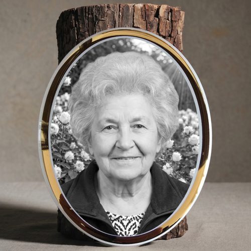 Ovális fekete-fehér porcelánkép arany szegéllyel, sírkőre