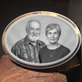 Fekvő fekete-fehér Bohemia porcelánkép vastag aranyszegéllyel, páros portréval