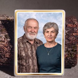 Álló szögletes színes porcelánkép sírkőre, arany szegéllyel és páros portréval