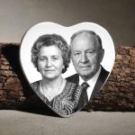 Szív alakú fekete-fehér porcelánkép sírkőre, egyedi páros portréval
