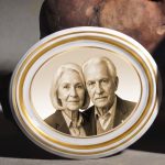 Fekvő, szépia tónusú Bohemia porcelánkép sírkőre aranyozott díszítéssel