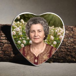 Szív alakú színes porcelánkép sírkőre, egyedi női portréval