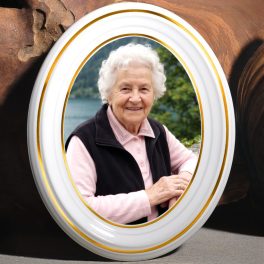 Színes Bohemia porcelánkép sírkőre, két aranyozott csíkkal