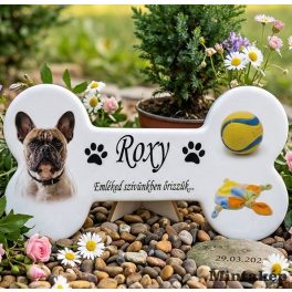 Egyedi kutya emlék porcelánból, csont alakú kisállat emléktábla kutyafotóval és felirattal, kültéri emlékhelyen elhelyezve